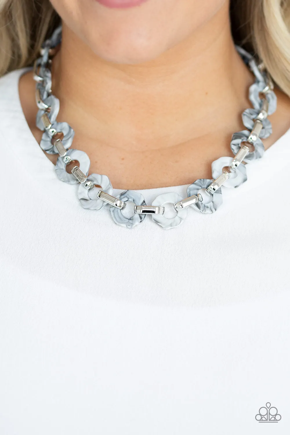 Paparazzi Fashionista Fever Necklace - Silver